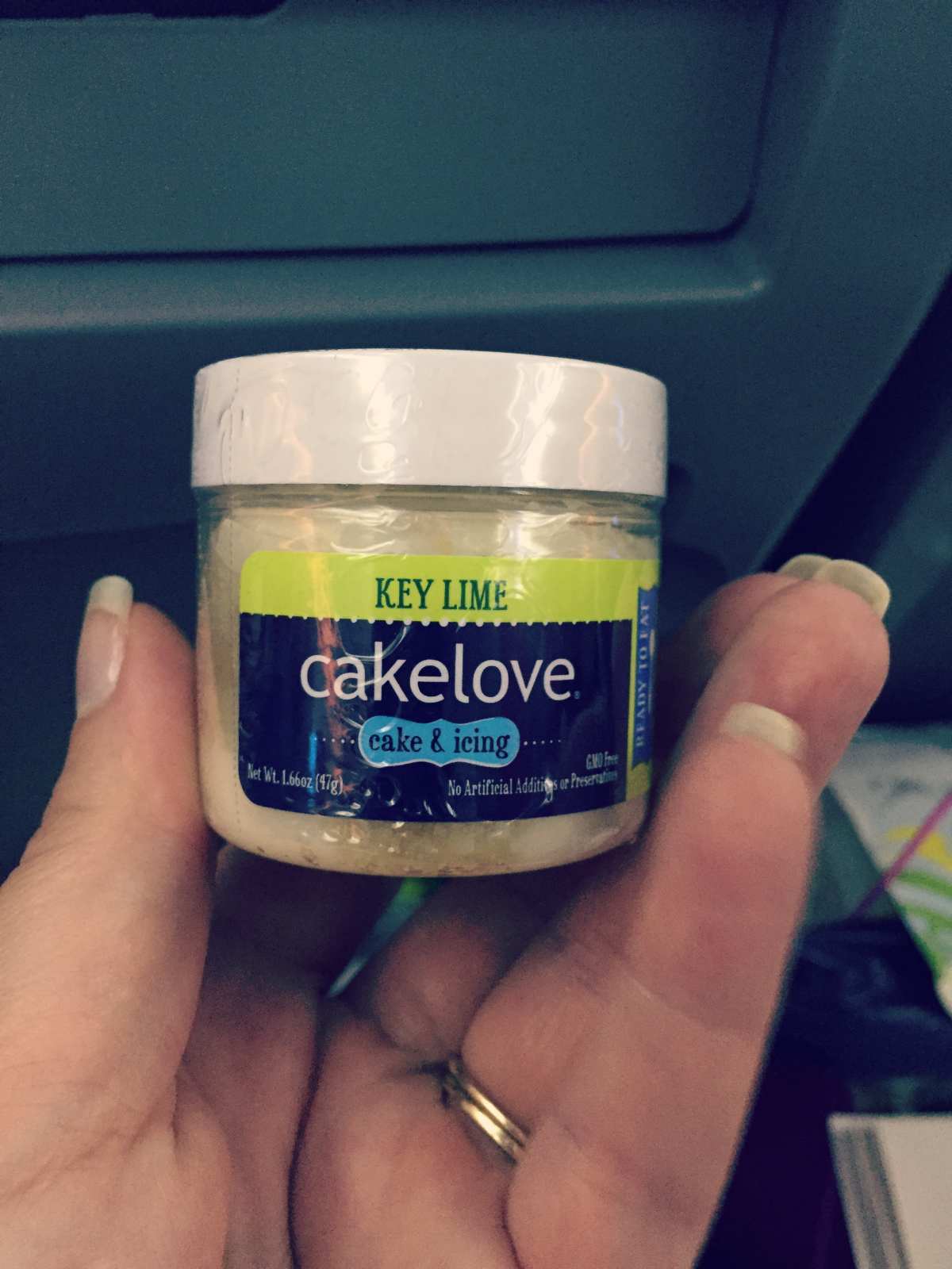 Key Lime Cakelove - jälkiruokapurkki bloggaaja Paulan kädessä Norwegianin lennolla.