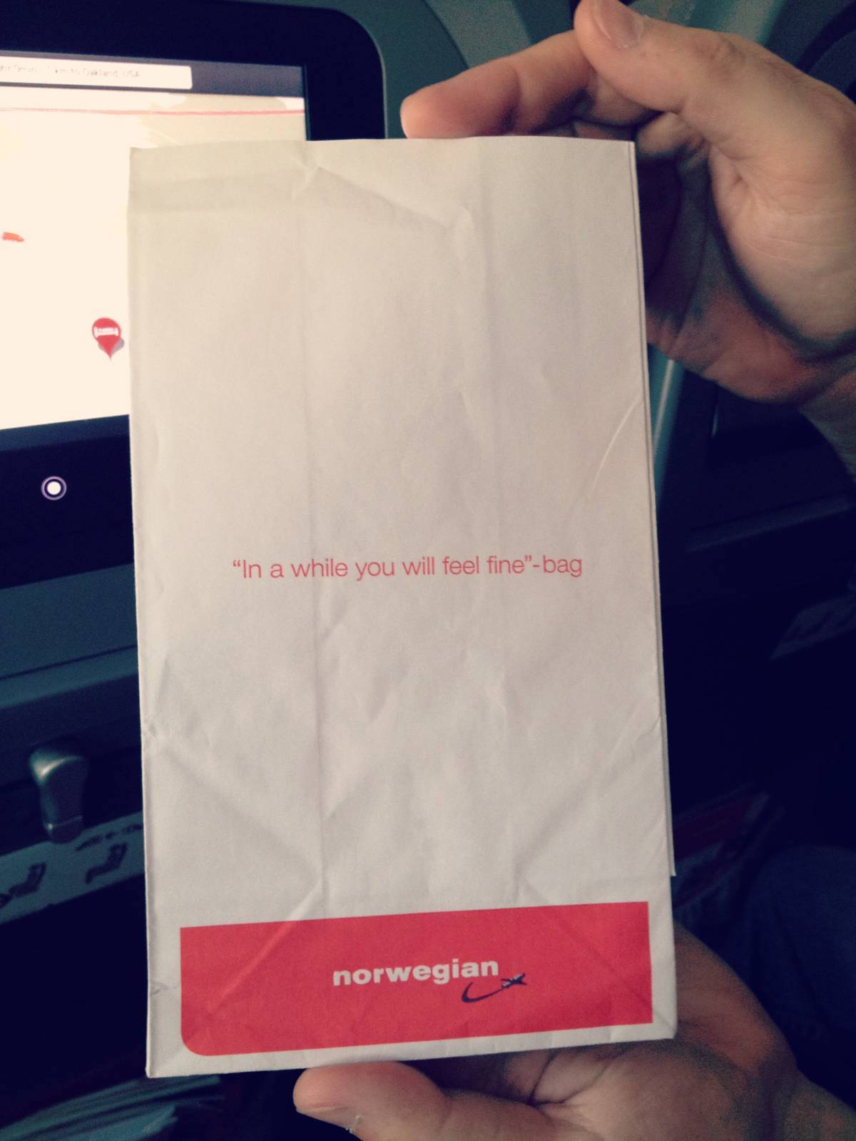 Paperipussi jossa lukee "In a while you will feel fine" -bag Norwegianin lennolla.