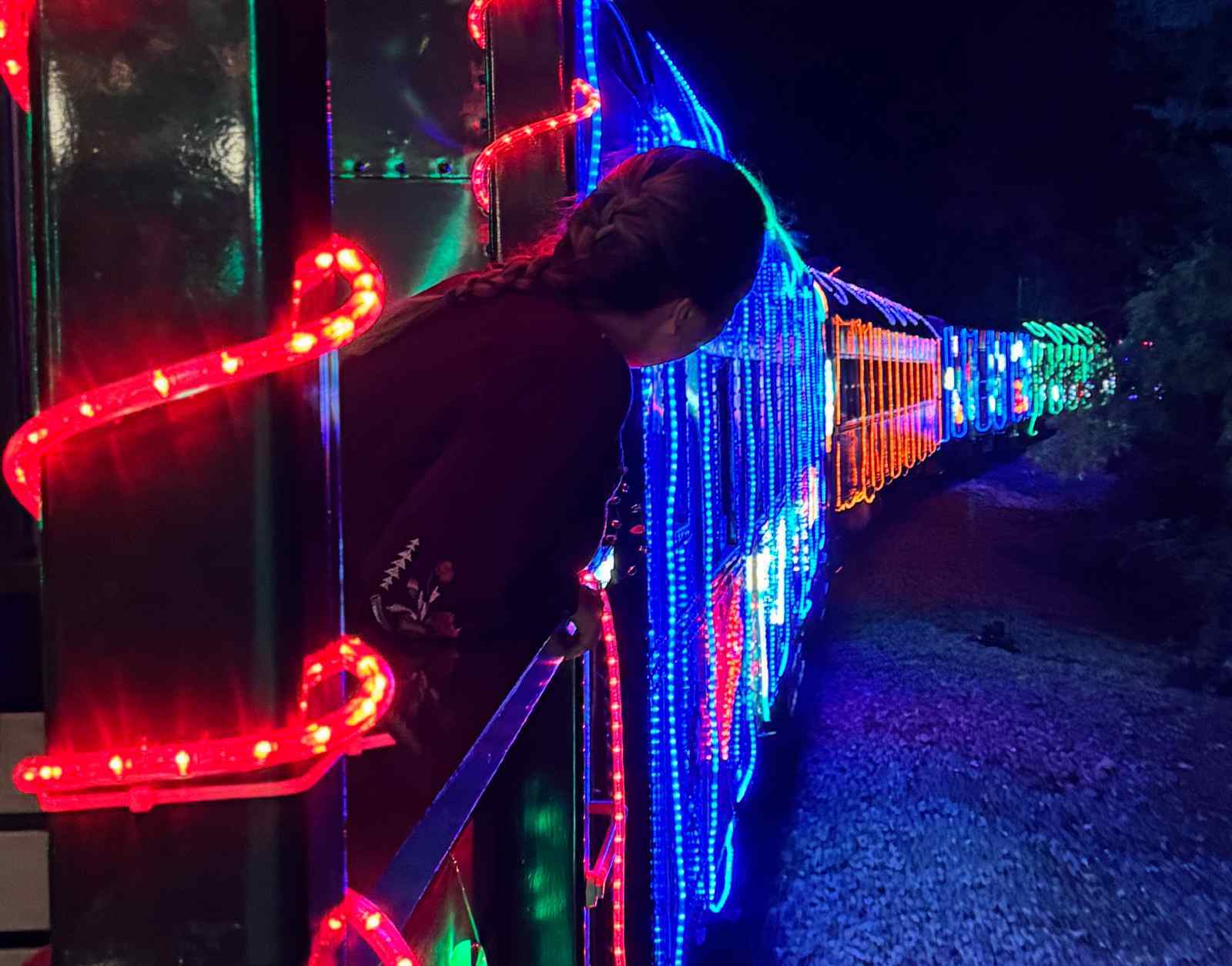 Bloggaaja Paula katsomassa junasta ulos Niles Train of Lightsissa Kaliforniassa.
