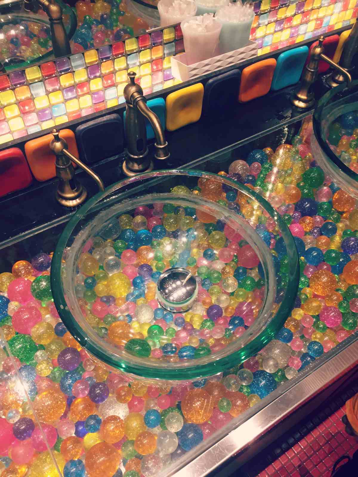 Erikoinen, kumipalloilla koristeltu vessan lavuaari Kawaii Monster Cafessa Tokiossa.