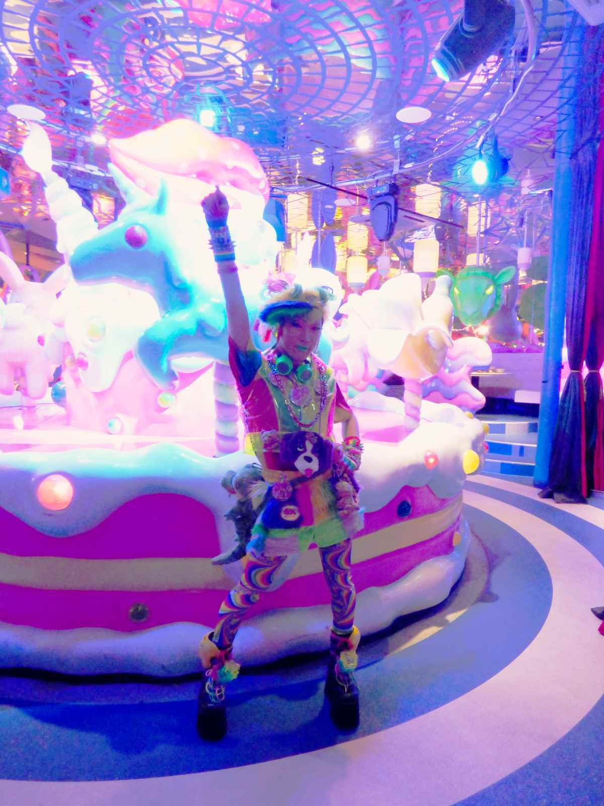 Harajuku -tyttö tarjoilijana Kawaii Monster Cafessa Tokiossa.