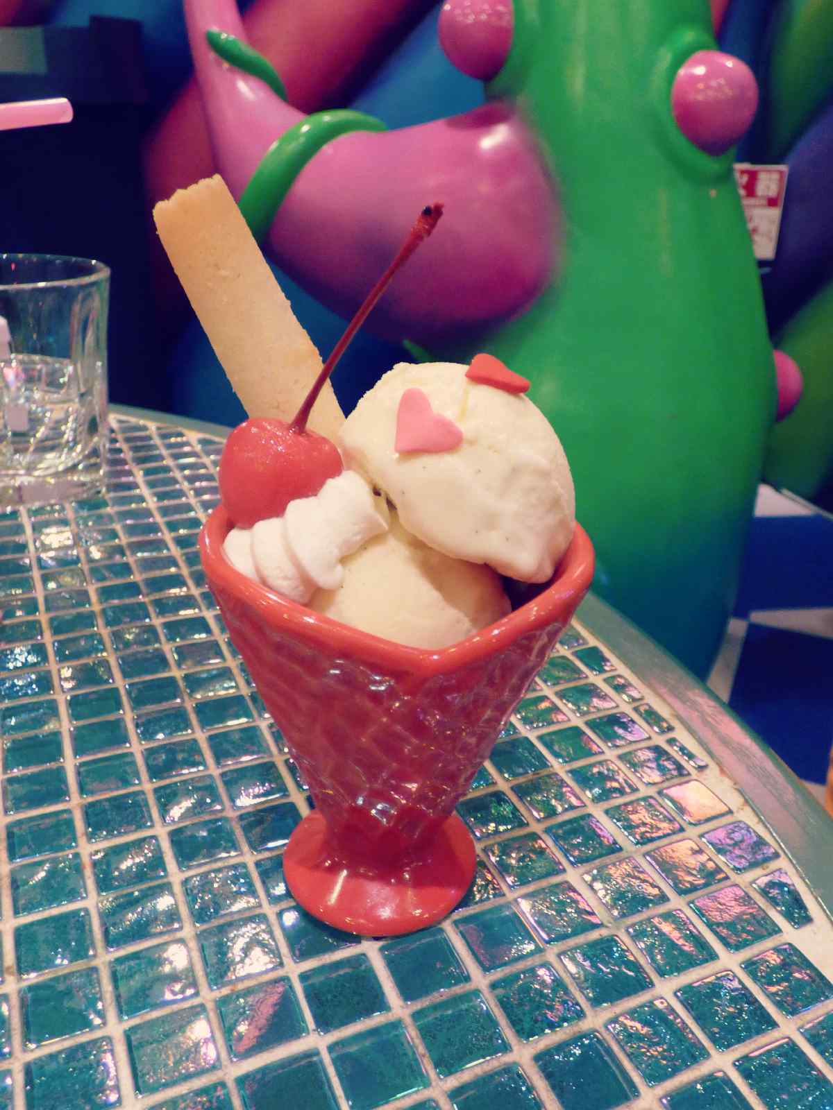 Jäätelöannos Kawaii Monster Cafessa Tokiossa.