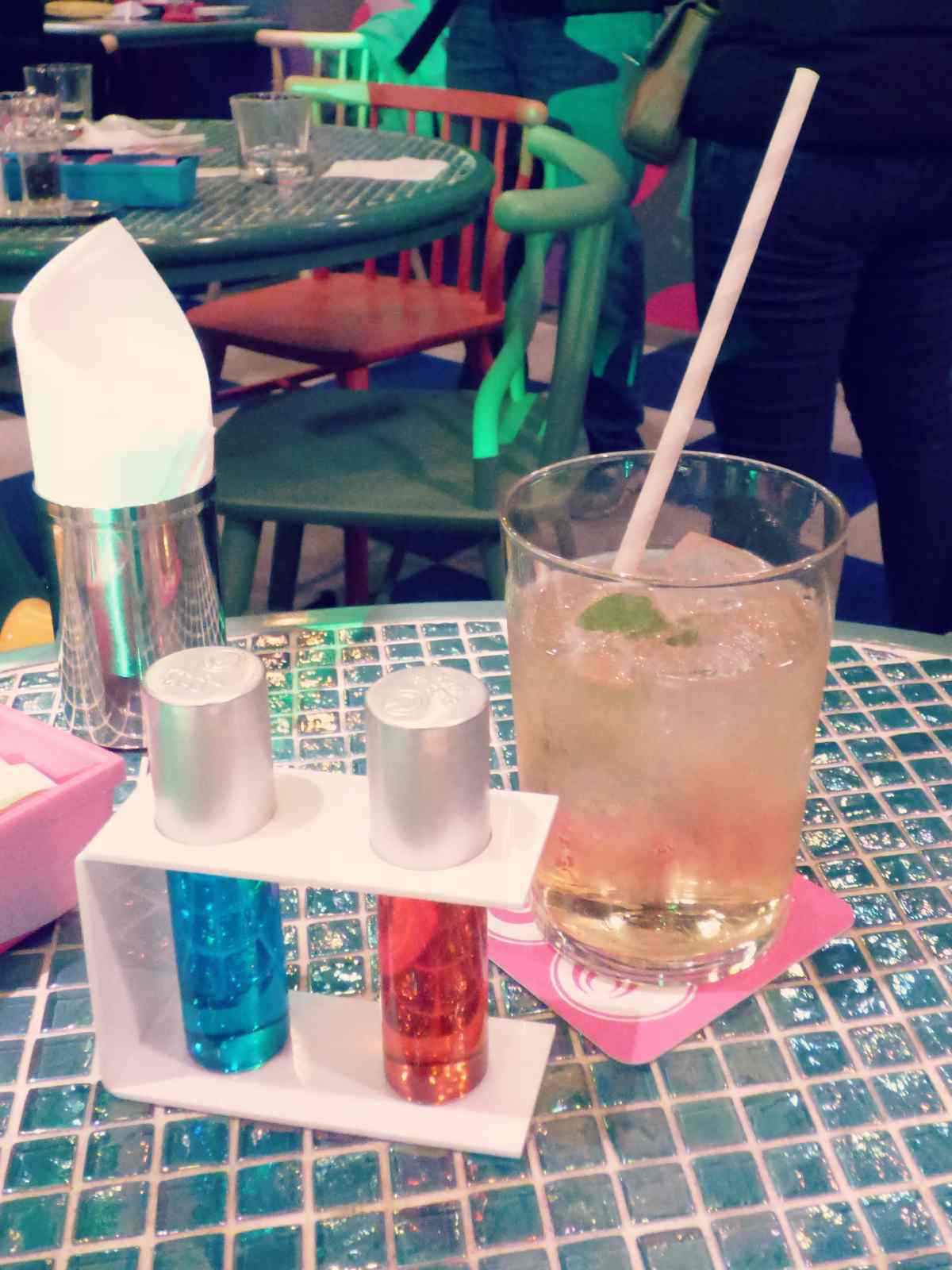 Drinkki joka tuotiin laboratiopulloissa Kawaii Monster Cafessa Tokiossa.