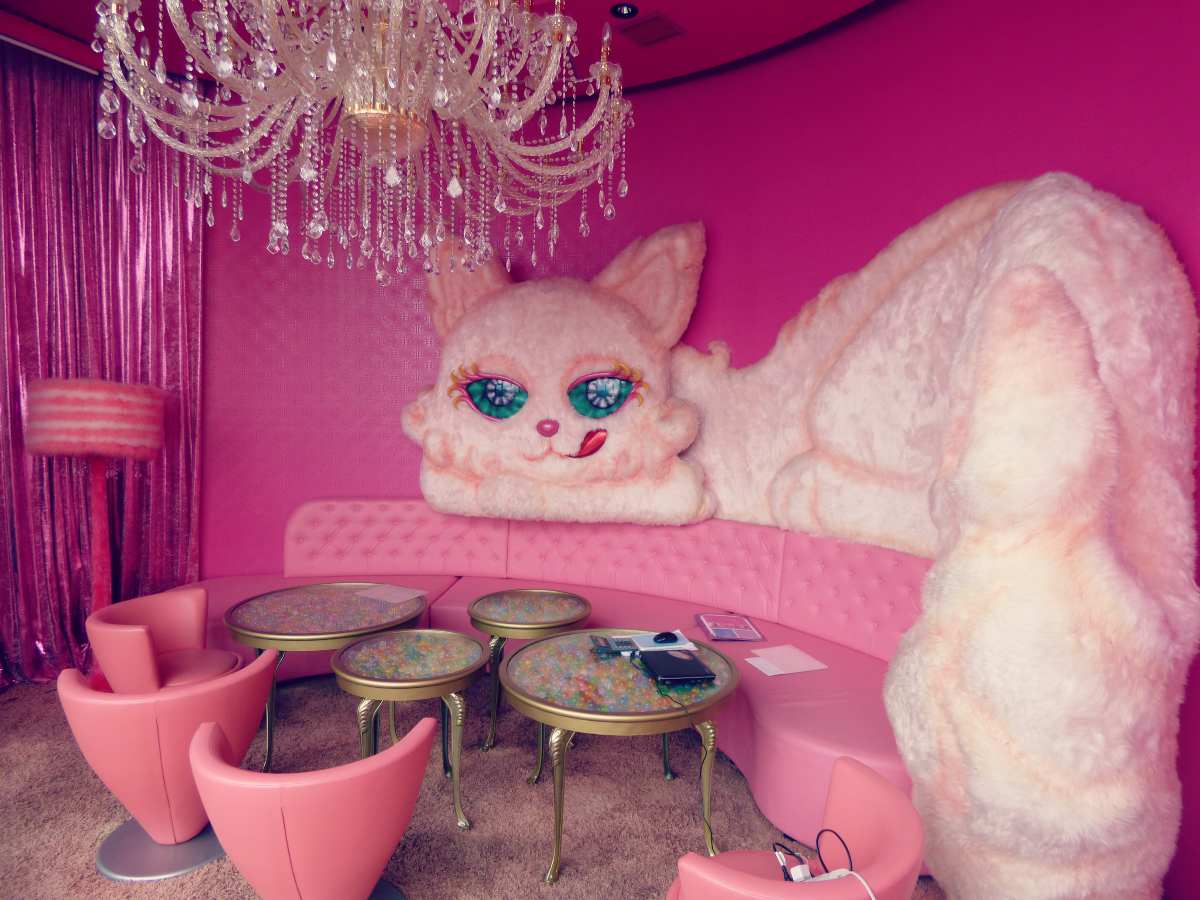 Kabinetti jonka seinällä pehmeä kissa kuvio Kawaii Monster Cafessa Tokiossa.