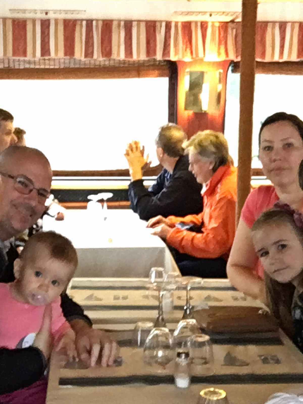 Meidän perhe M/S Carelian ravintolassa matkalla Venäjälle Viipuriin