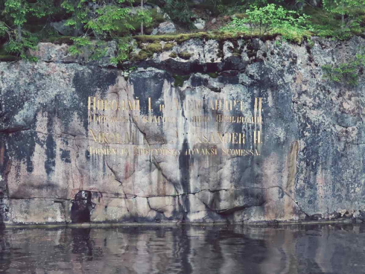 Saimaan kanavan Tuohimäen sululla oleva kultakirjaimin tehty teksti keisarien nimistä