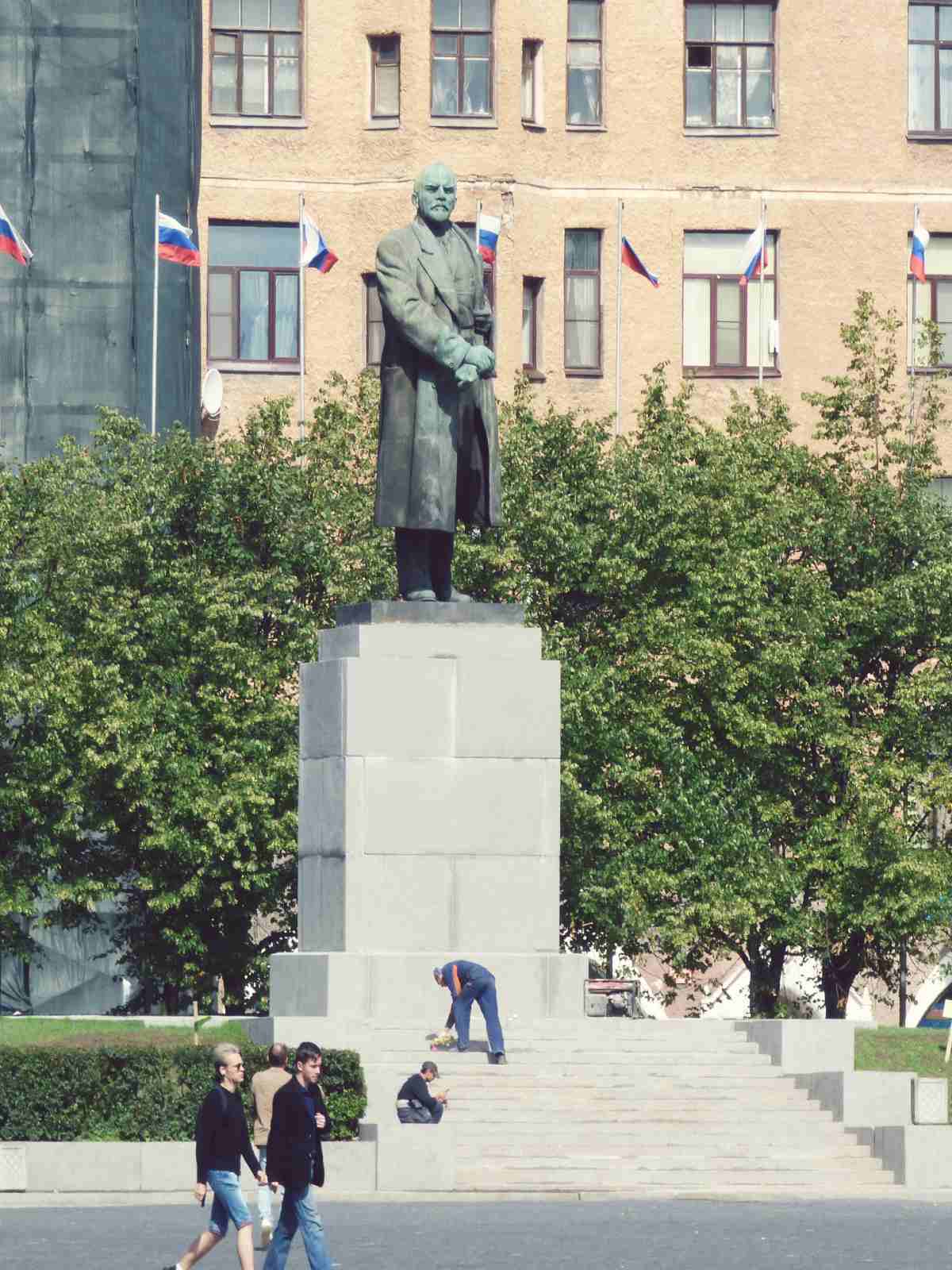 Leninin patsas Viipurin punaisella torilla