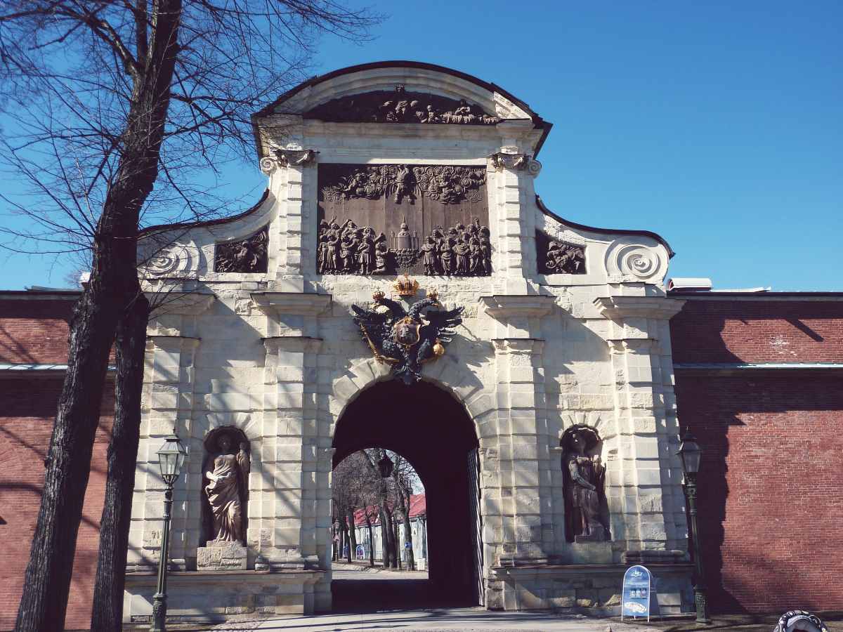 Pietari-Paavalin linnoituksen upea portti Pietarissa