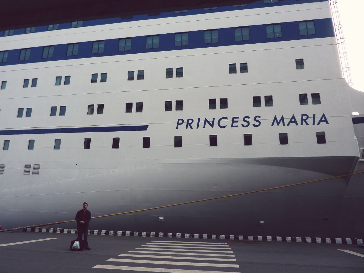 St. Peter Line Princess Maria laivan edessä lähdössä Pietariin