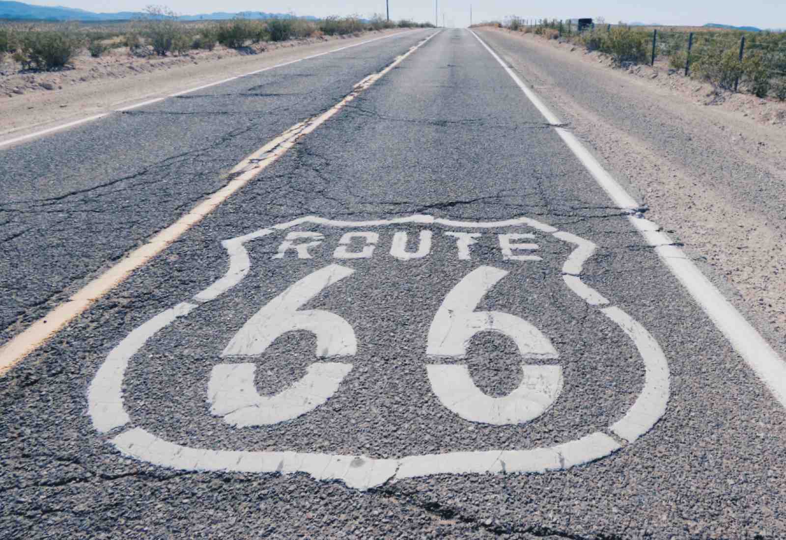 Route 66 logo maalattuna tiehen Kaliforniassa