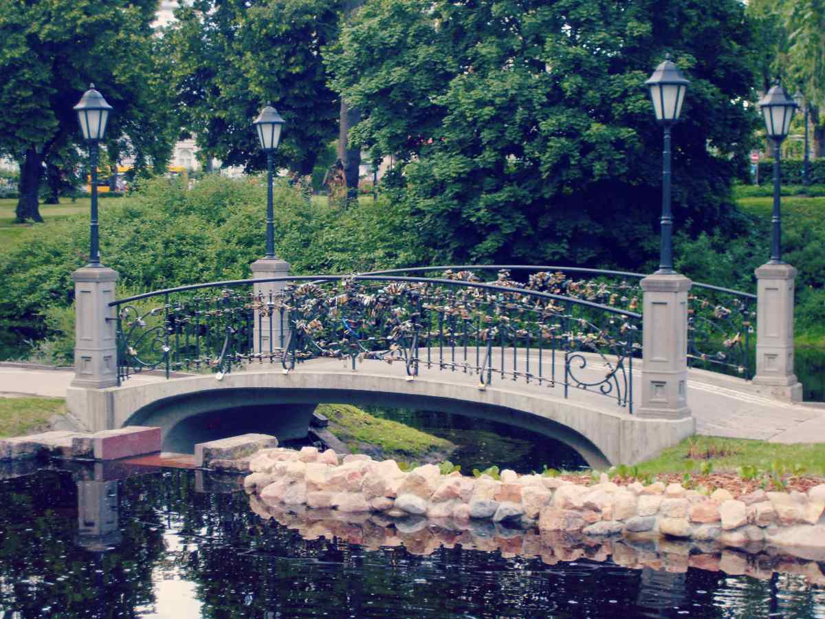 Bastejkalns -puiston silta joka on täynnä rakkauslukkoja Latvian Riiassa