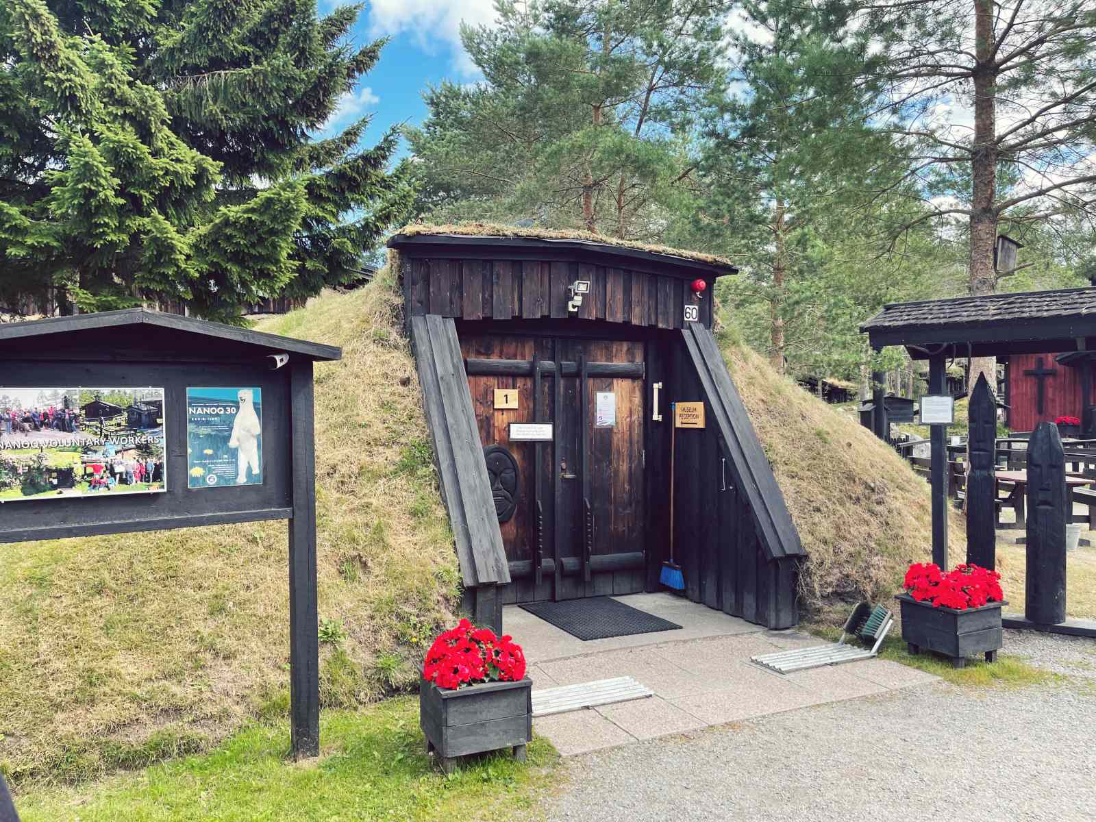 Nanoq Museon päärakennus Pietarsaaressa ja sen erikoinen ovi.