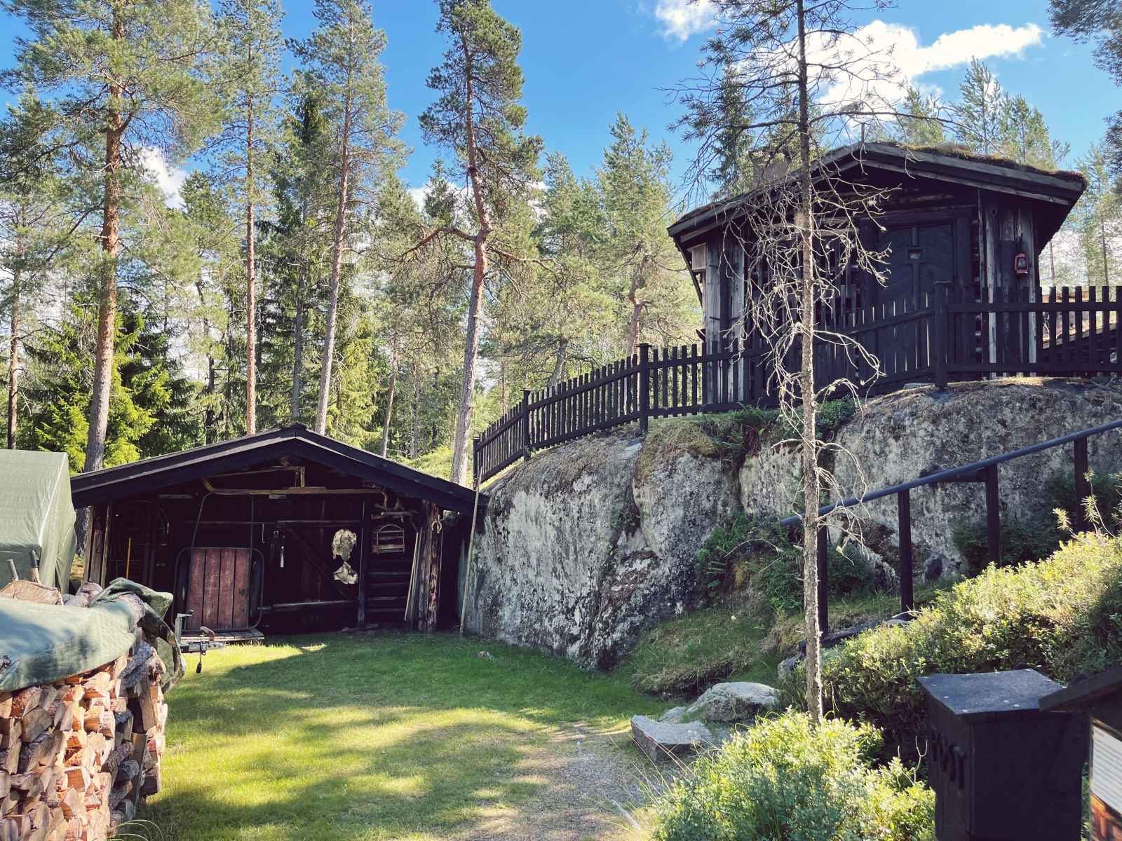 Erilaisia rakennuksia esimerkiksi kallion päällä Nanoq Museossa Pietarsaaressa.