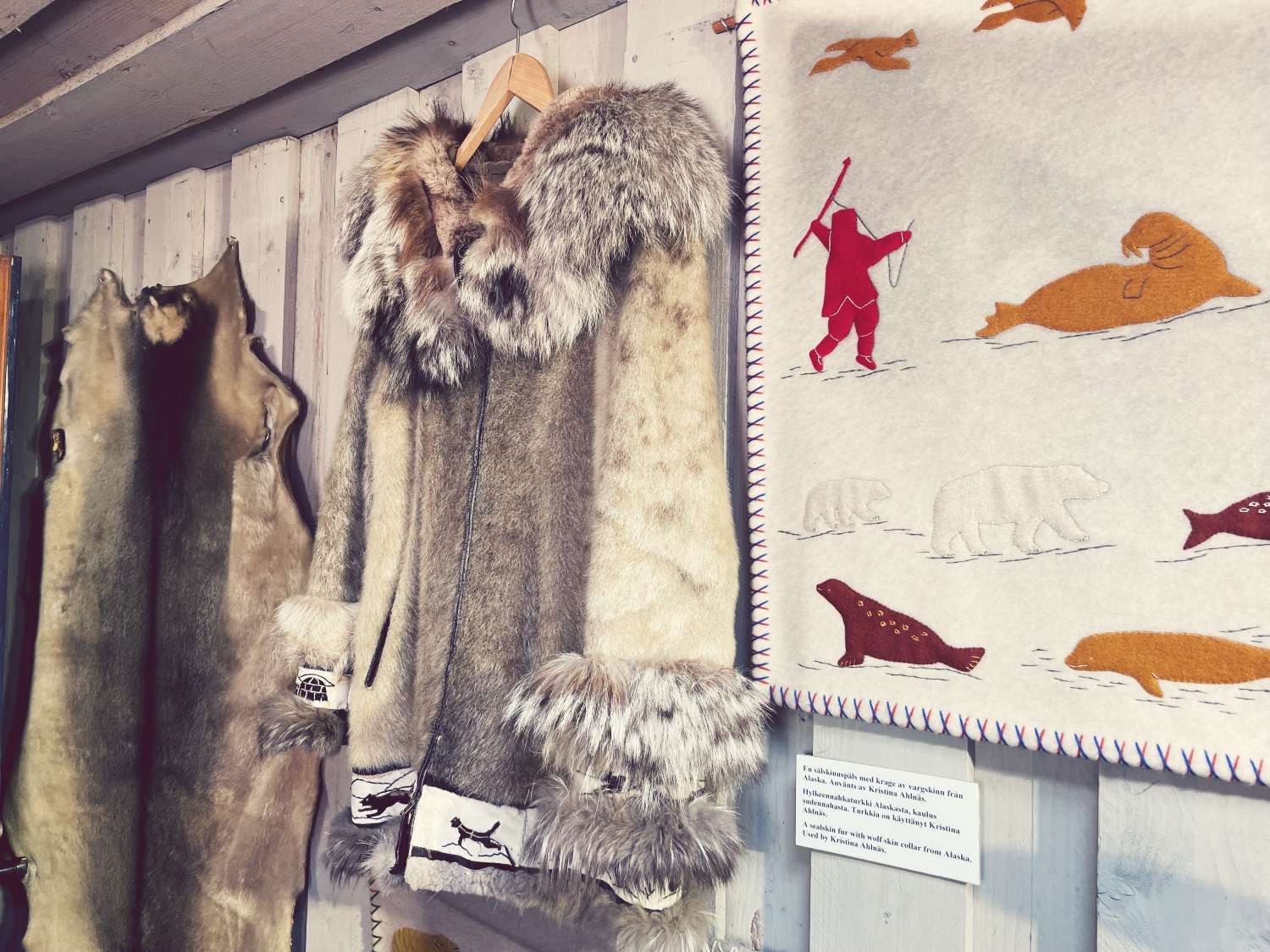Vaatteita ja taljoja Nanoq Museossa Pietarsaaressa.
