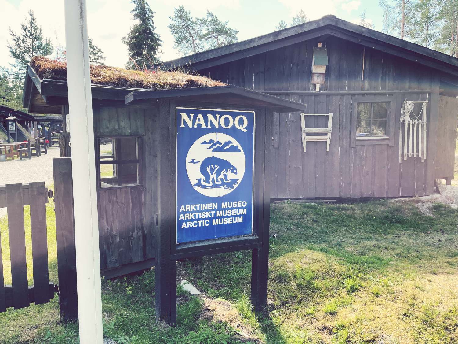 Nanoq Museon sisäänkäynti ja kyltti Pietarsaaressa