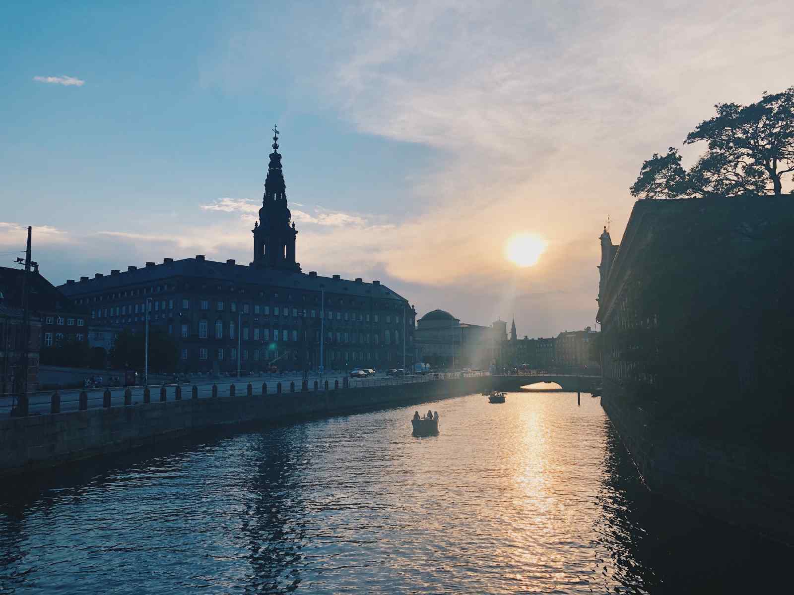 Upea auringonlasku Kööpenhaminassa kanaalin varrella.