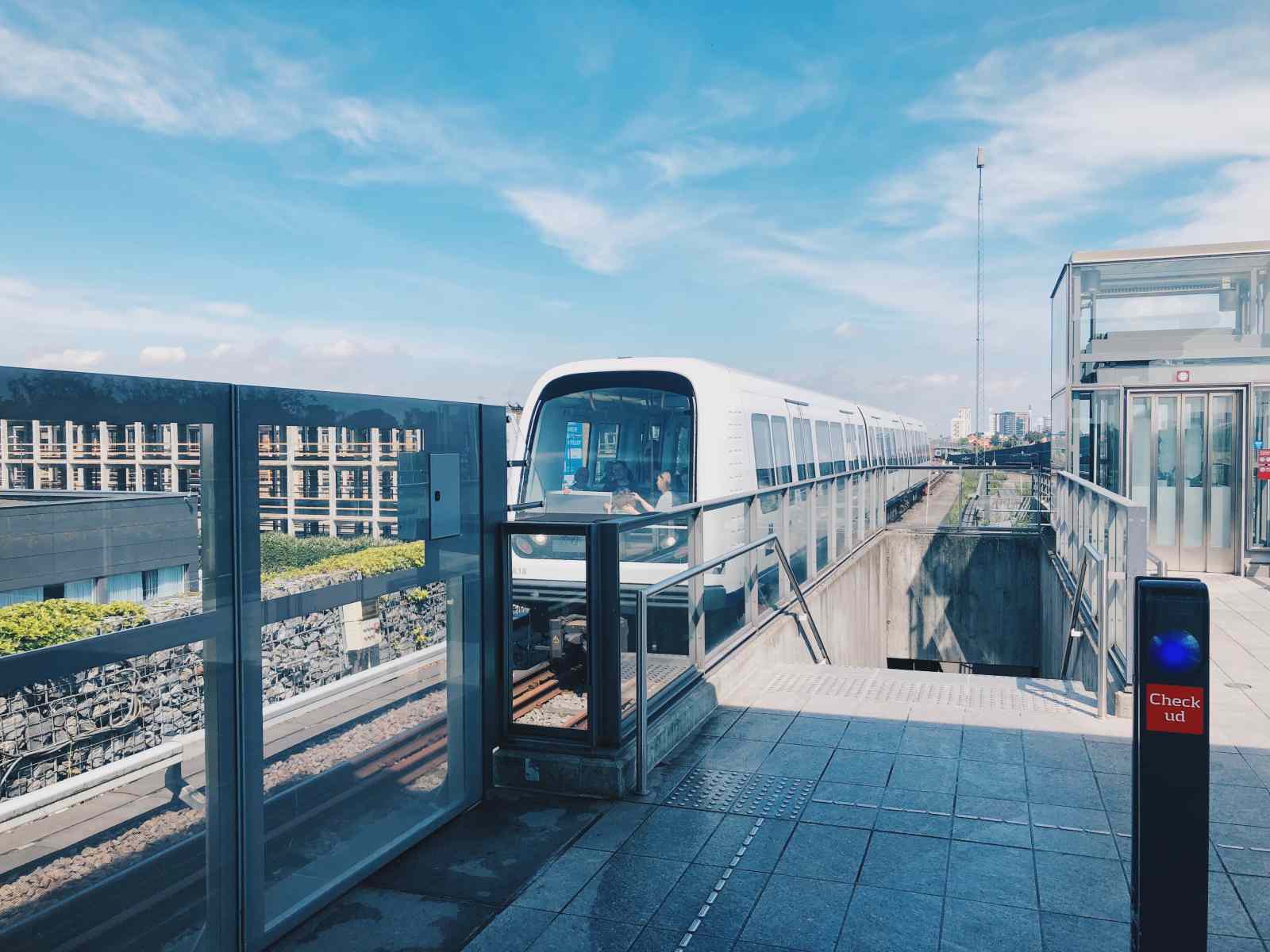 Metro saapumassa asemalle Kööpenhaminassa.