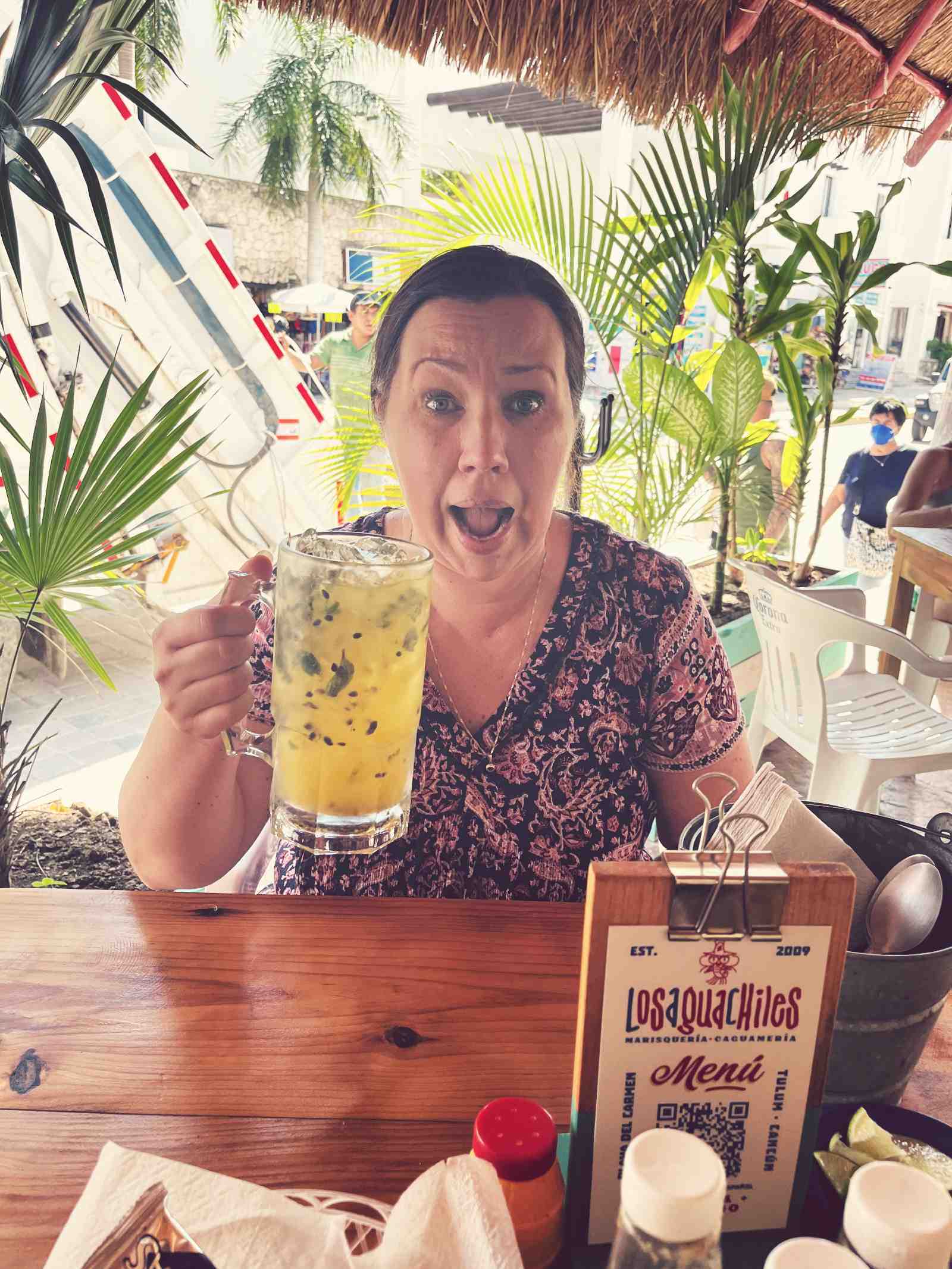 Meikäläisen super iso Passion Mojito Los Aqauchiles ravintolassa.