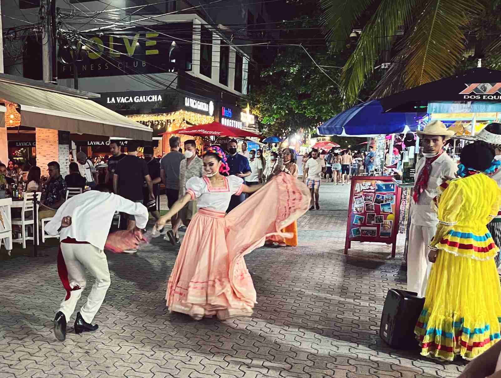 Dancers at Quinta Avenida in Playa del Carmen