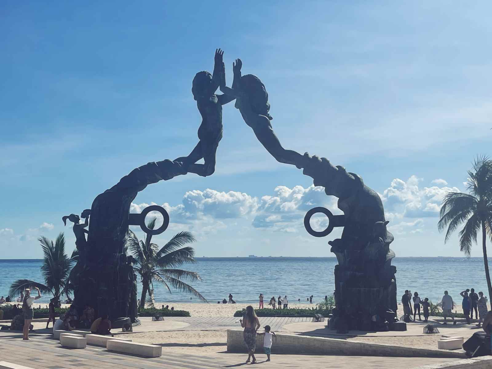 Playa del Carmenin pääkadulla oleva patsas.