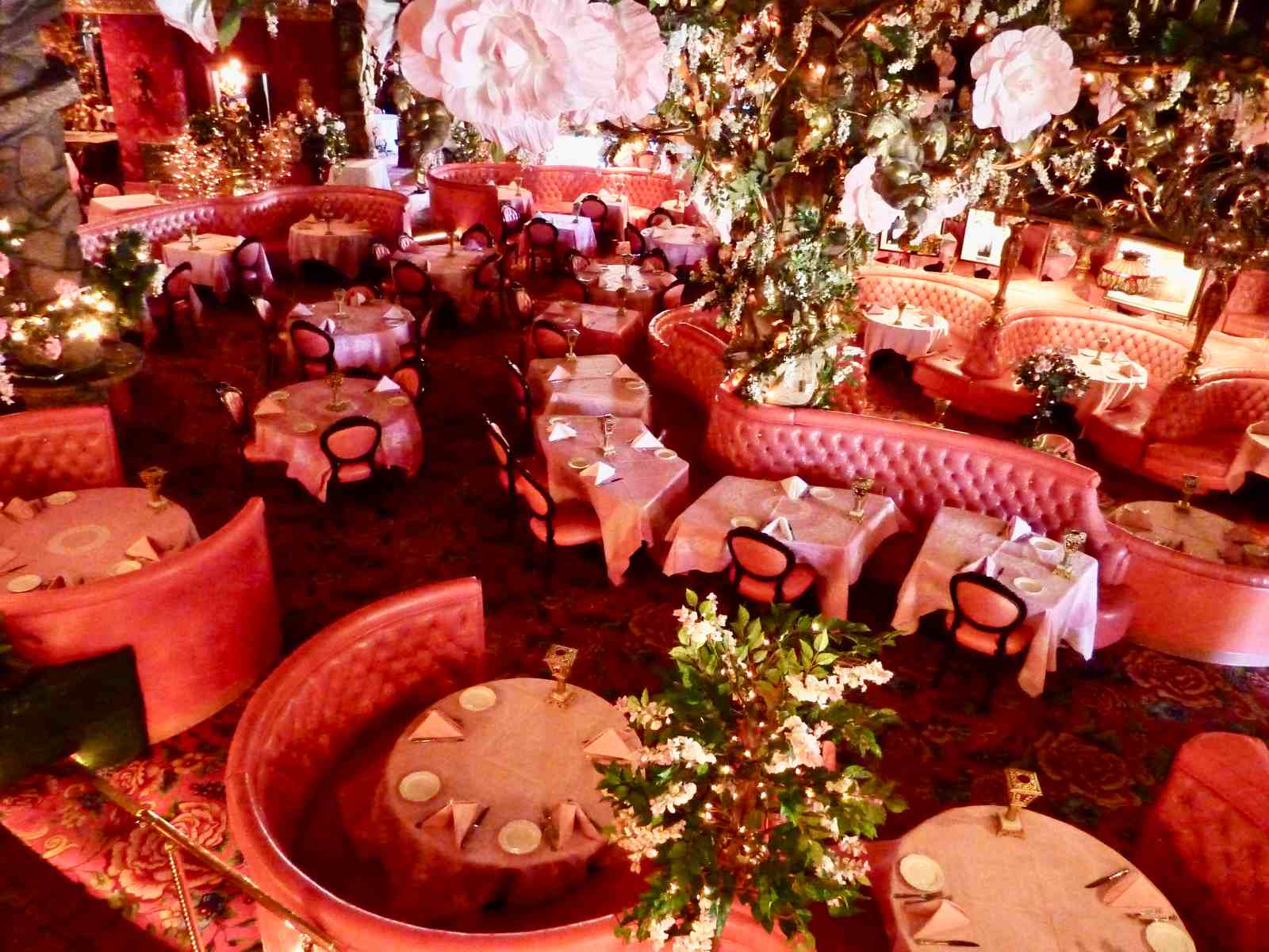 Alex Madonna’s Gold Rush Steak House Madonna Inn hotellissa on koristeltu vaaleanpunaisella nahalla.