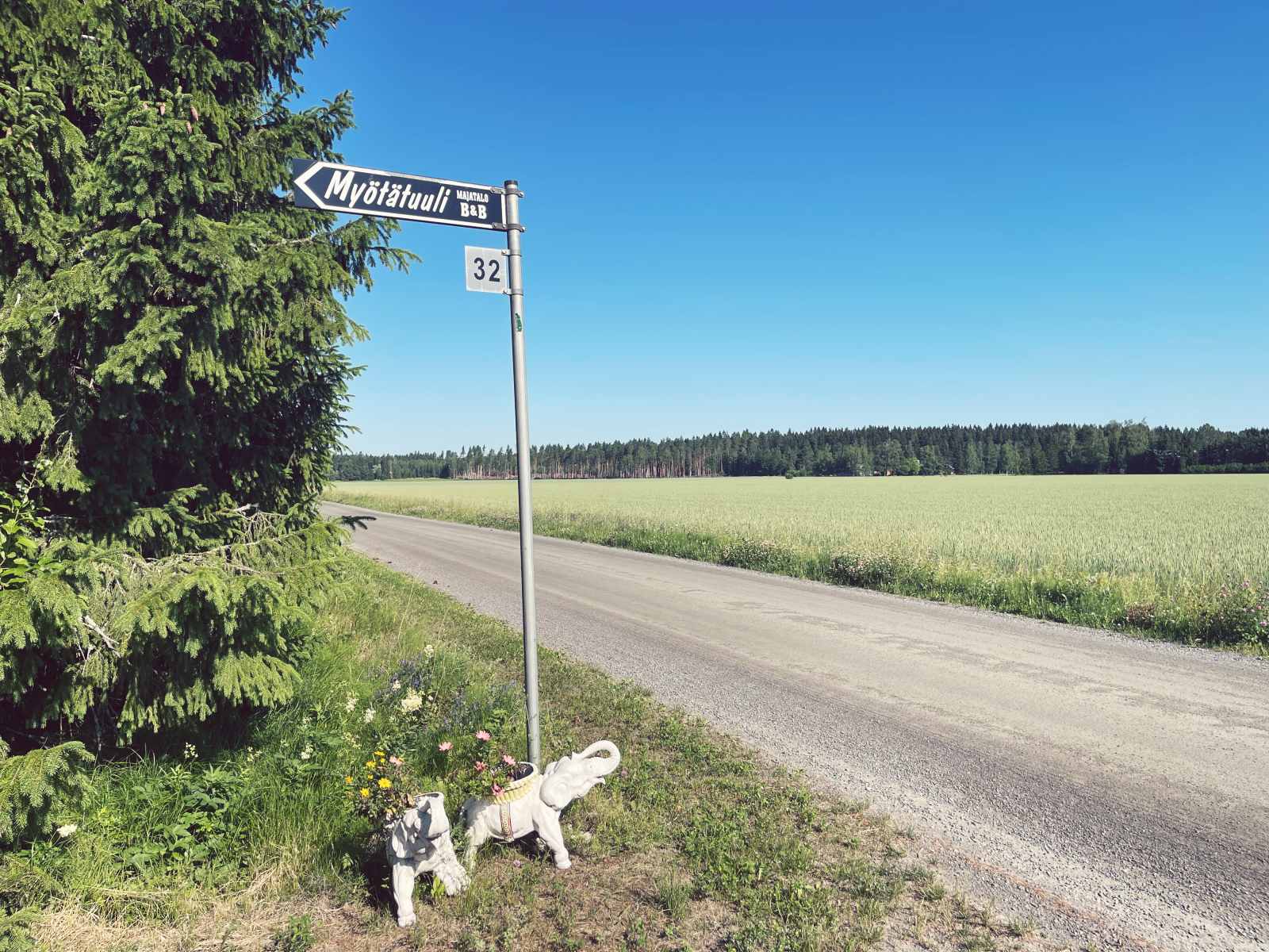 Majatalo Myötätuulen kyltti maalaistiellä Somerolla.