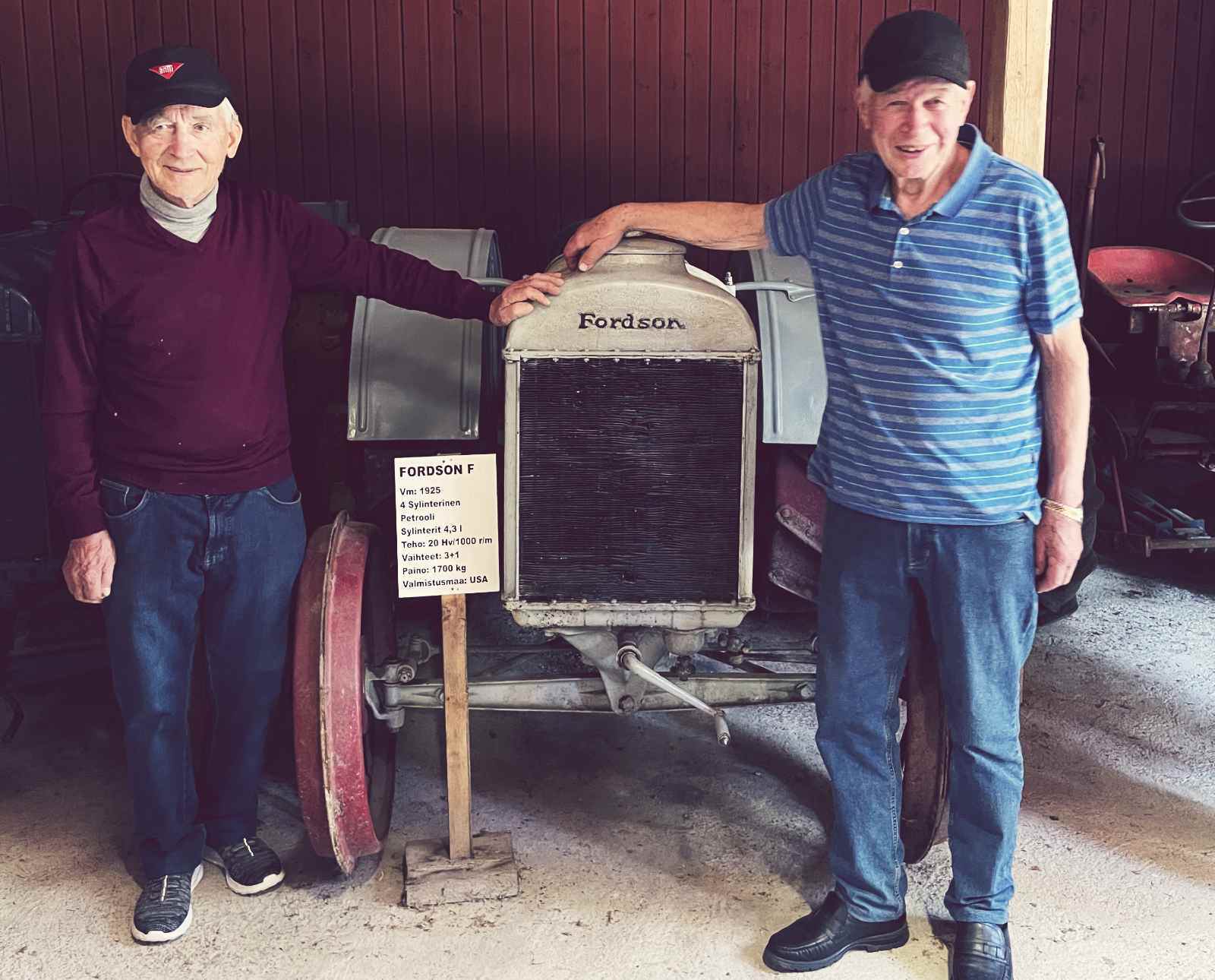 Mäkilän traktorimuseon pitäjät Somerolla ja museon vanhin traktori