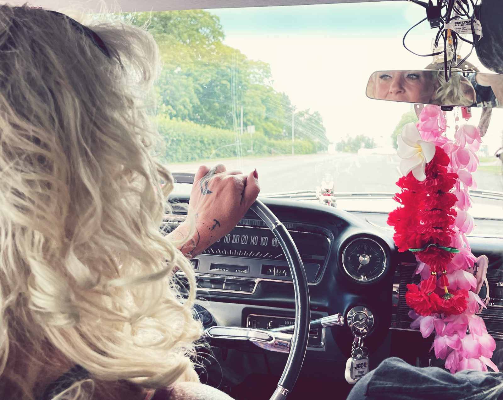 Muotiputiikki Helmen Anita Hallapellon Cadillacin kyydissä.
