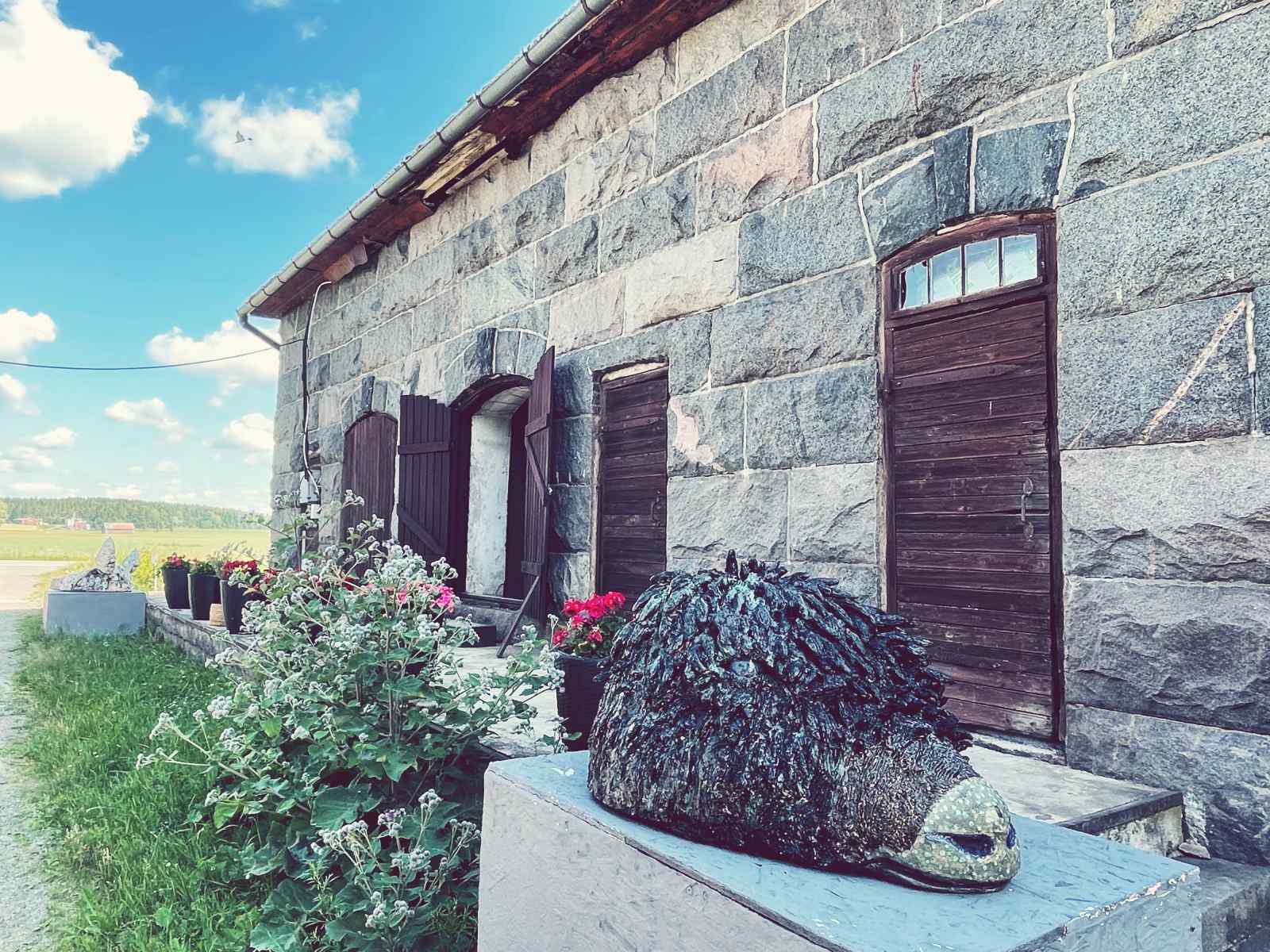 Someron Taidekeskus Kivimeijeri ja taideteoksia sen edessä.