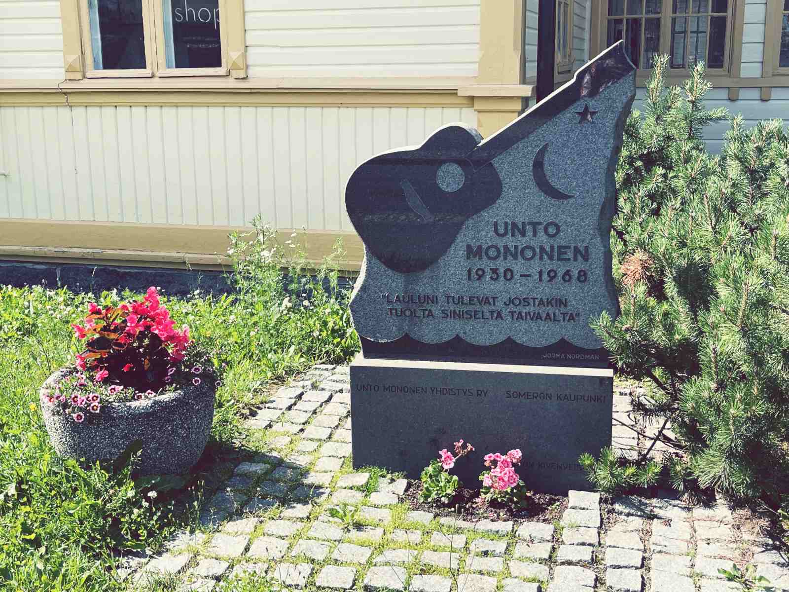 Unto Monosen muistomerkki Somerolla Aholan talon pihalla.