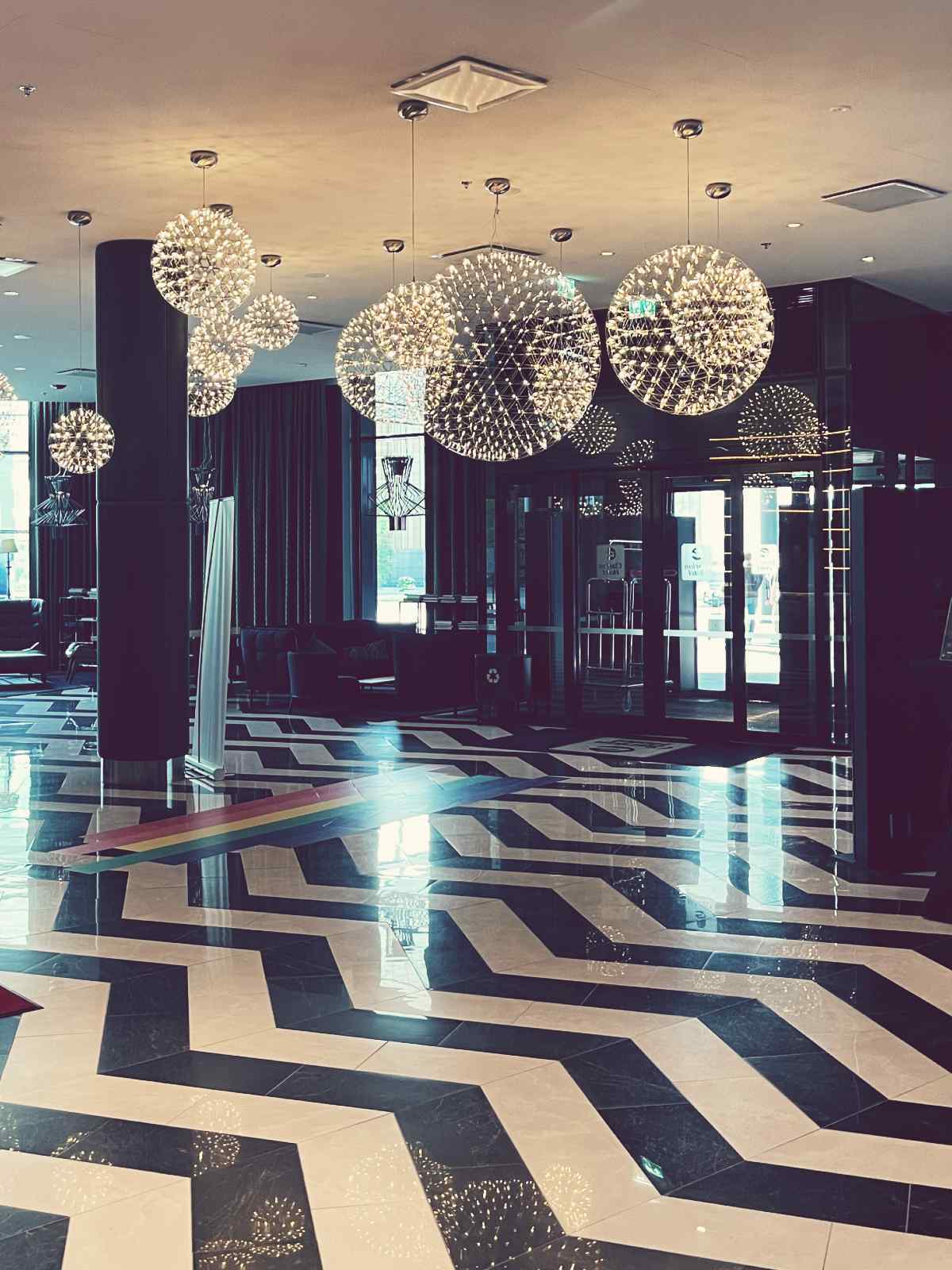 Clarion Hotel Aviapoliksen aulassa on upeita, pallon muotoisia kattovalaisimia.