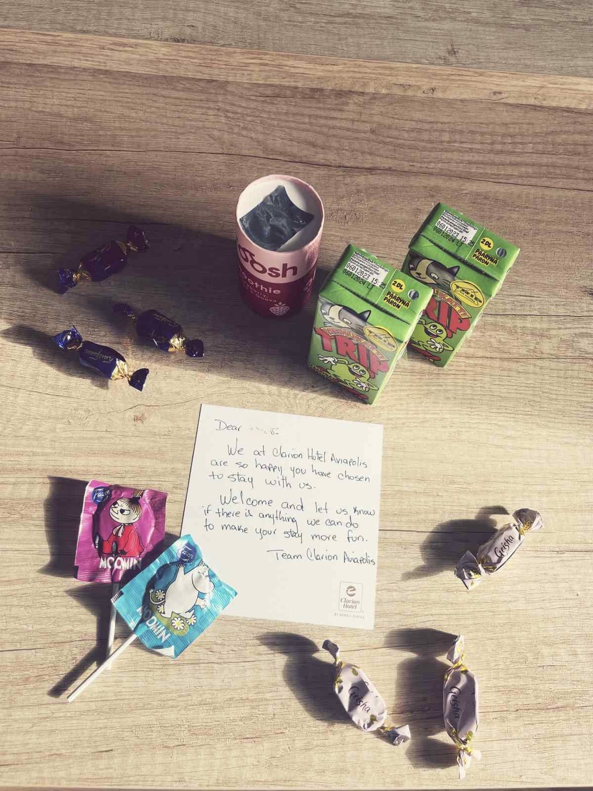Huoneessa pöydällä meitä odottivat tervehdys hotellilta, ja karkit ja mehut.