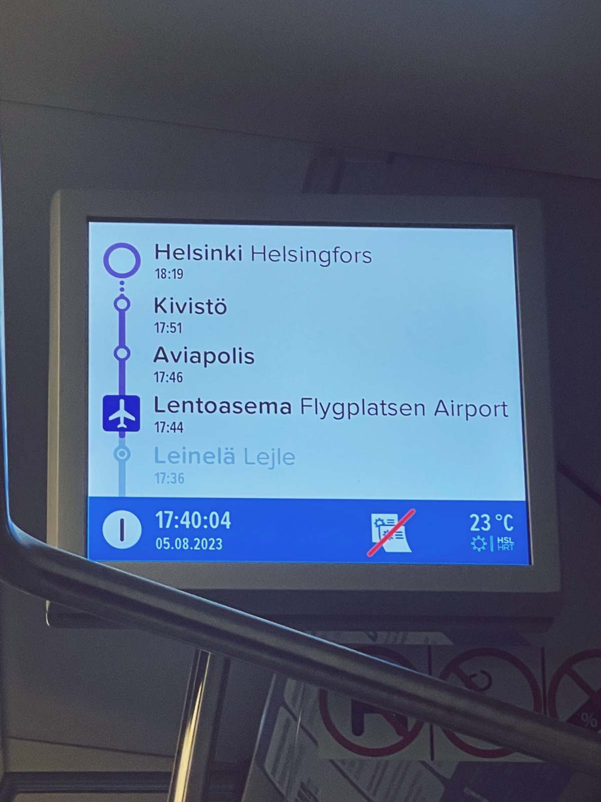 Asemien seuranta kyltti junasta matkalla lentokentälle.