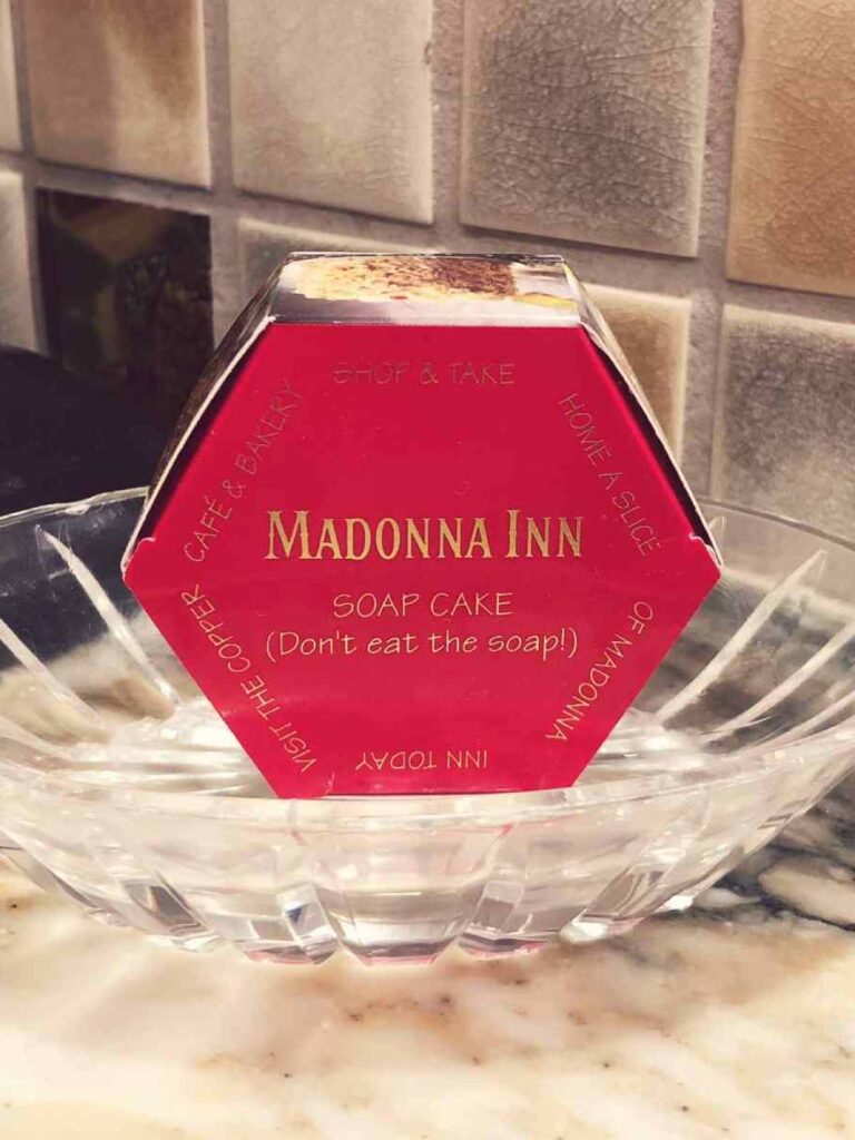 Madonna Inn saippuakakku kylpyhuoneessa.