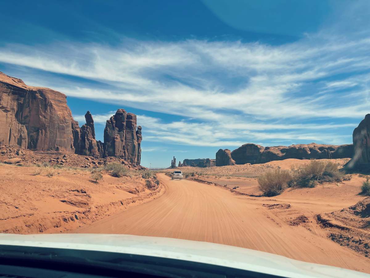 Hiekkatie Arizonan Monument Valleyssä autosta katsottuna