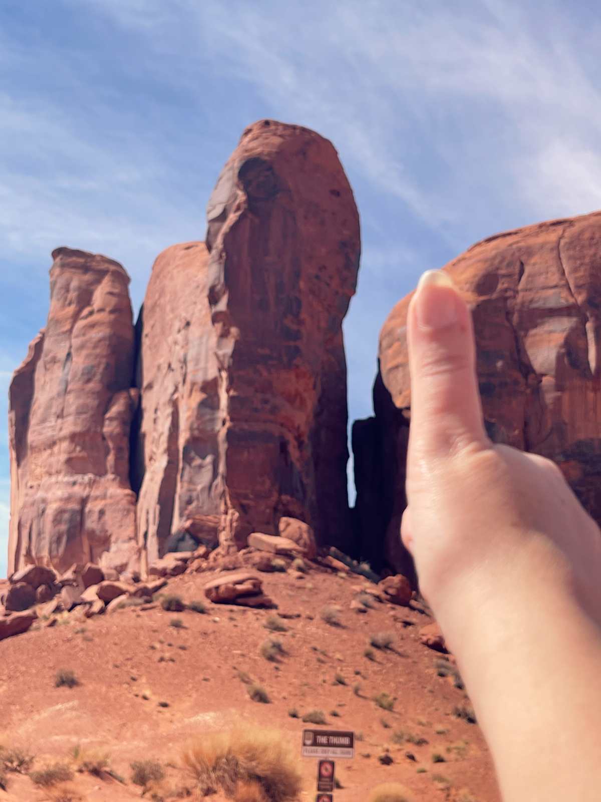 The thumb butte bloggaja Paulan peukalon vieressä Arizonan Monument Valleyssä
