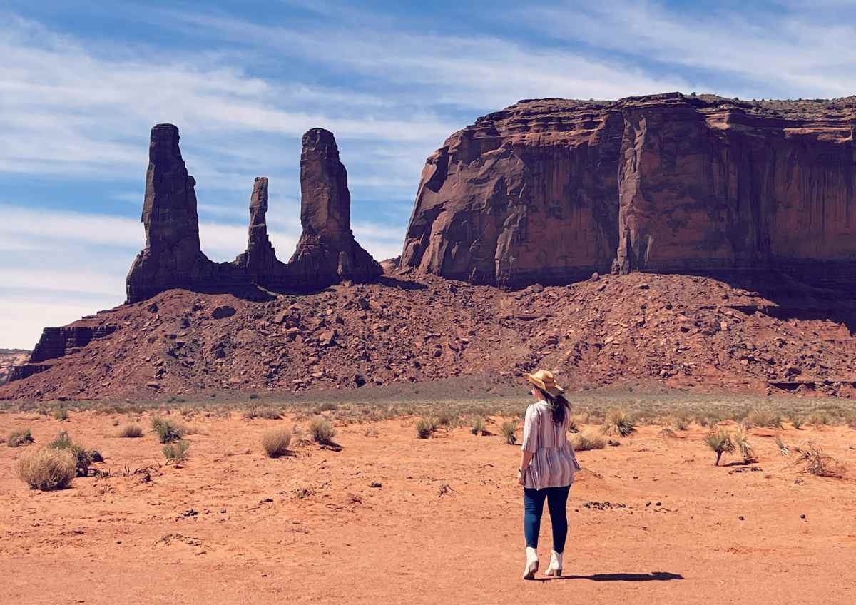 Bloggaaja Paula katsomassa kivipaasia Arizonan Monument Valleyssä