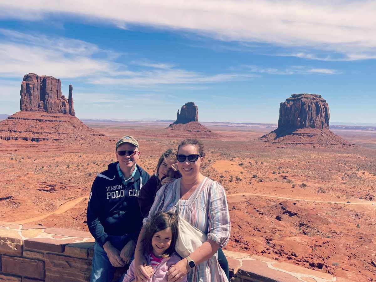 Meidän perhe Visitor Centerin näköalapaikalla kivipaasien edessä Arizonan Monument Valleyssä