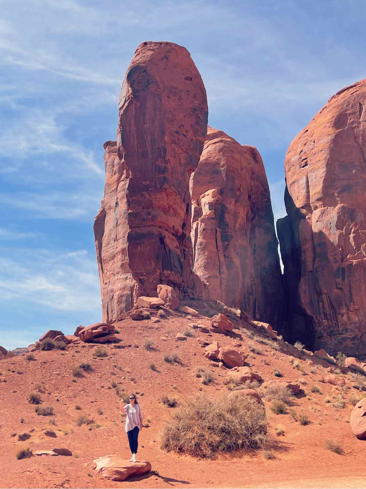 Bloggaaja Paula Thumb butten edessä Arizonan Monument Valleyssä