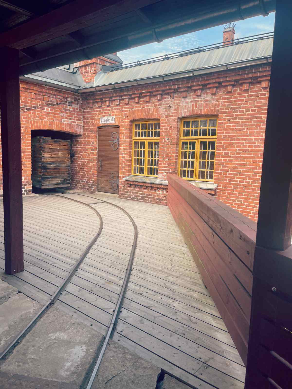 Raiteet jotka menevät tehtaan sisään Verlan tehdasmuseossa