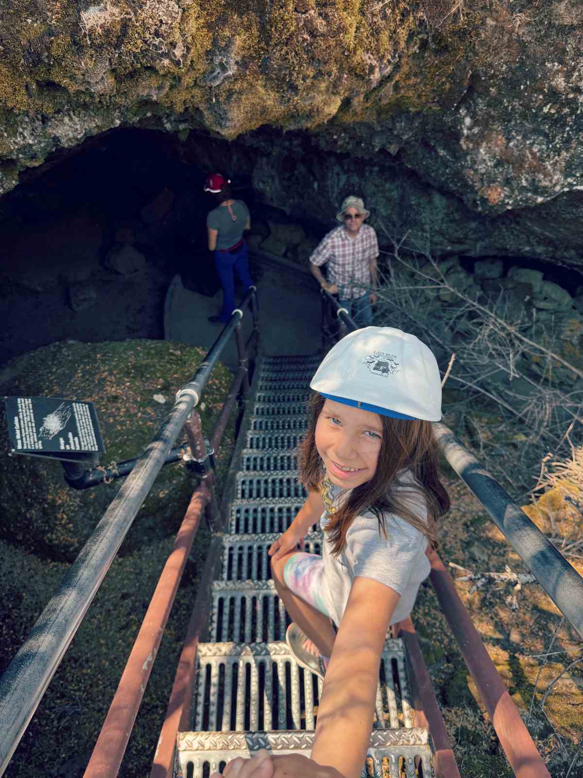 Meidän neiti menossa sisään Mushpot Caveen Lava Beds National Monumentilla Kaliforniassa