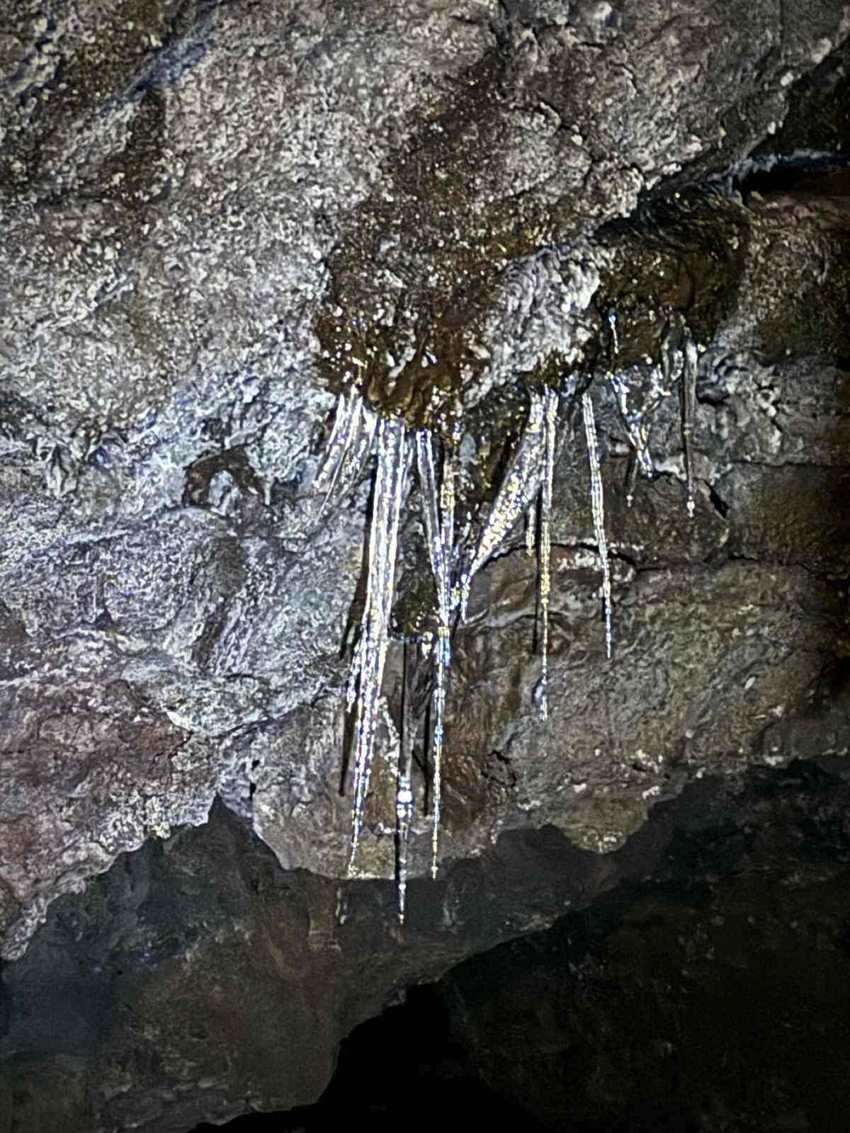 Jääpuikkoja Skull Caven pohjalla Lava Beds National Monumentilla Kaliforniassa