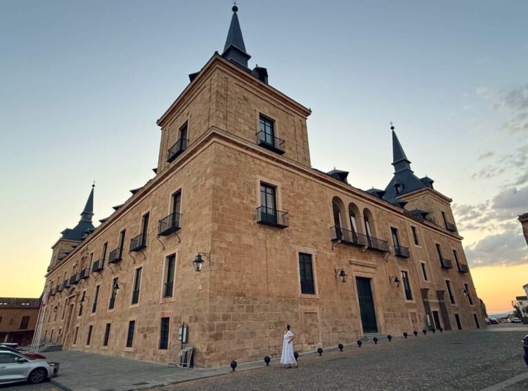 Blogger Paula in front of beautiful Parador de Lerma