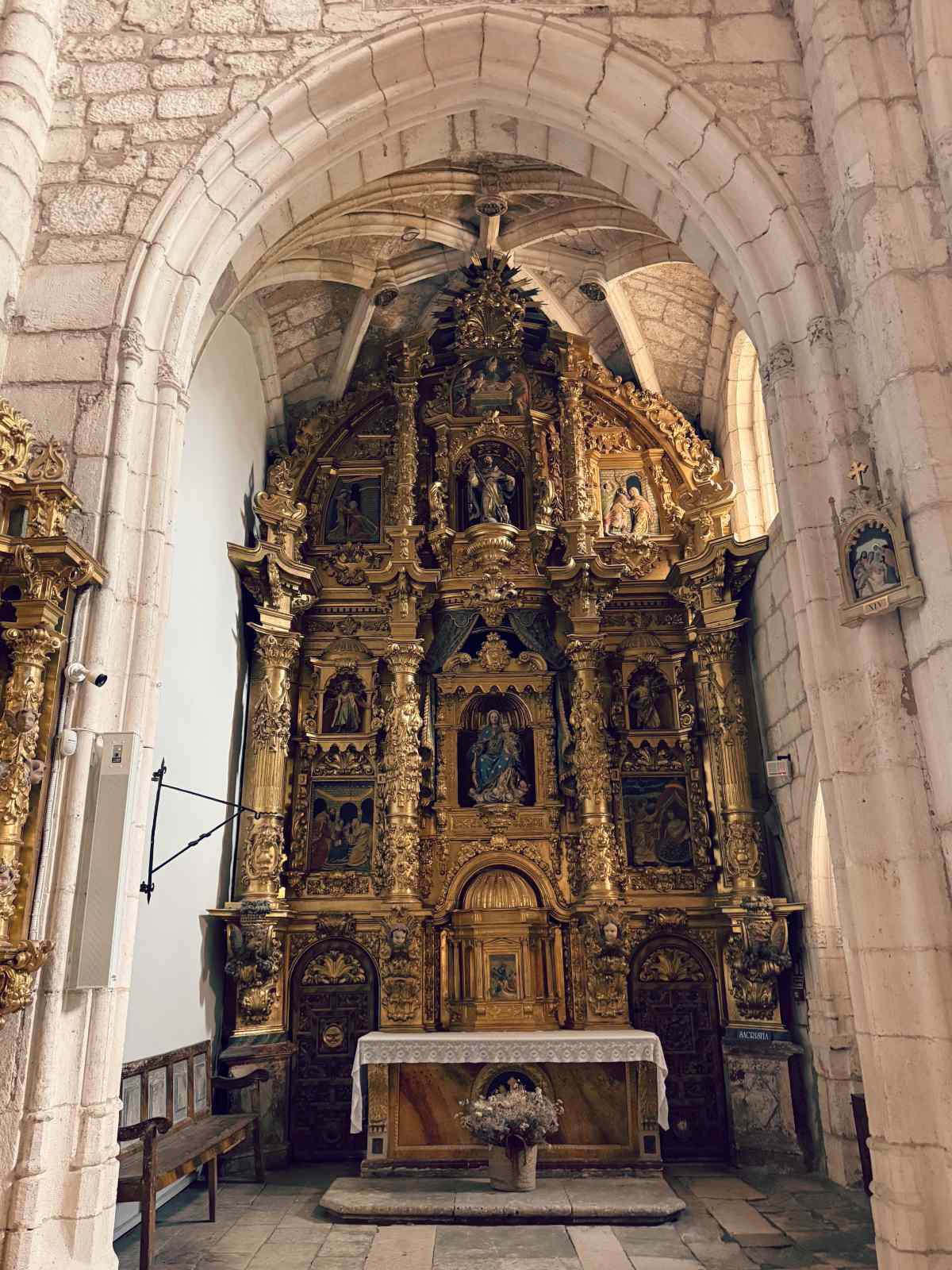 Pyhien Cosmasin ja Damianuksen kirkon alttari Covarrubiaksessa, Espanjassa.