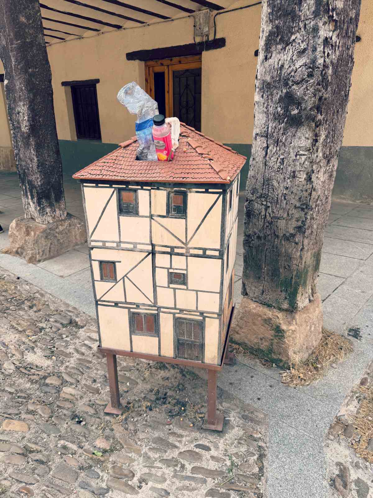 Perinteinen kastilialainen ristikkotalon näköinen roskis Covarrubiaksessa, Espanjassa.