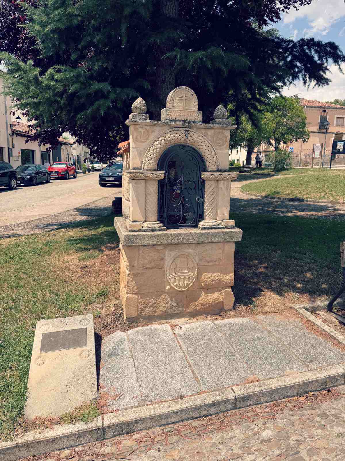 Muistomerkki Archivo del Adelantamiento de Castillalla Covarrubiaksessa Espanjassa.