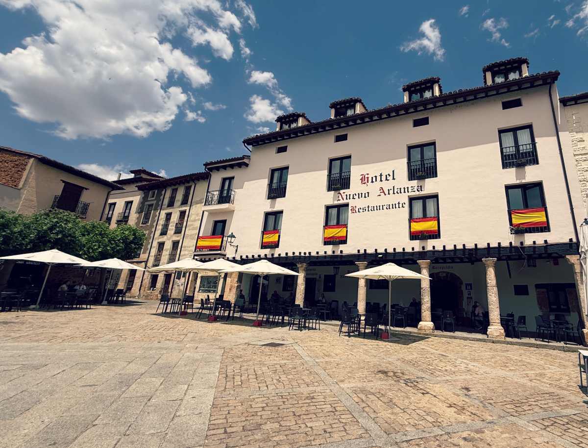 Hotellirakennus Covarrubiaksen keskusaukiolla, Plaza Mayorilla, Espanjassa.