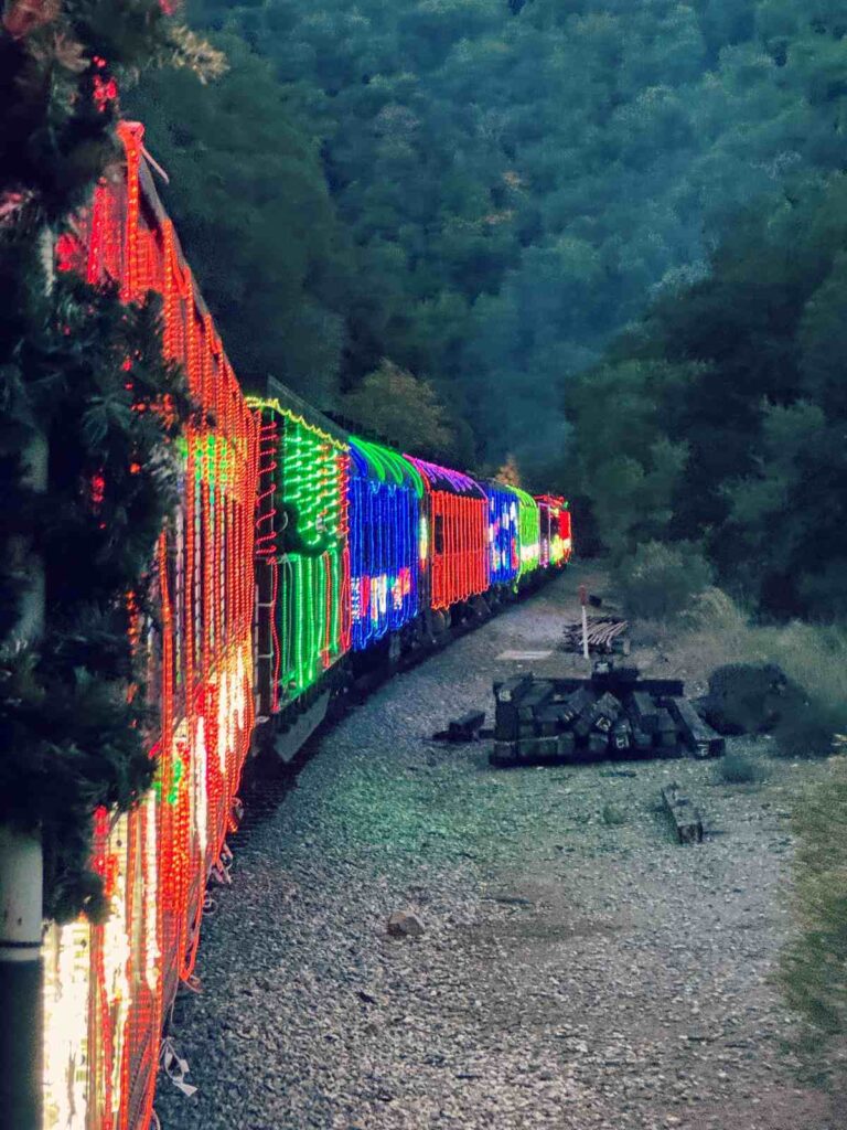 Kalifornian Niles Train of Lights joulujuna ulkoapäin jouluvalaistuksessa