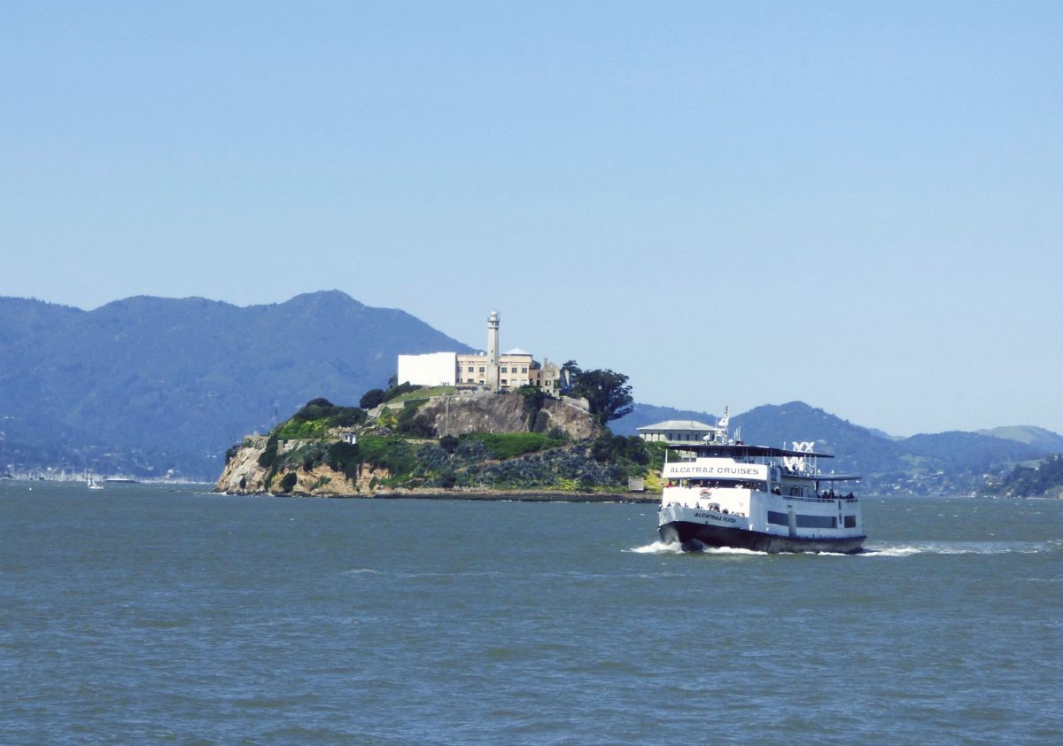 Alcatrazin vankilasaari ja vene jolla sinne mennään San Franciscossa