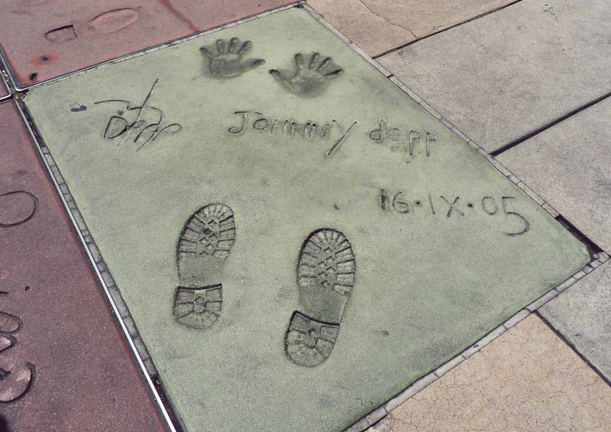 Johnny Deppin käden- ja jalanjäljet Hollywoodissa kiinalaisen teatterin luona Kaliforniassa